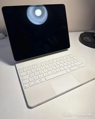 Magic Keyboard pour iPad Air 13 pouces - Très bon état